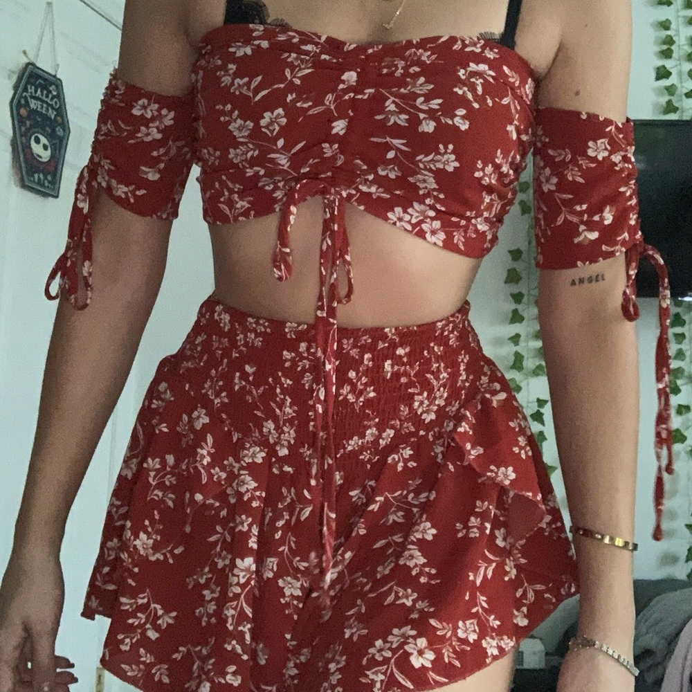 Adorable 2 floral piece set